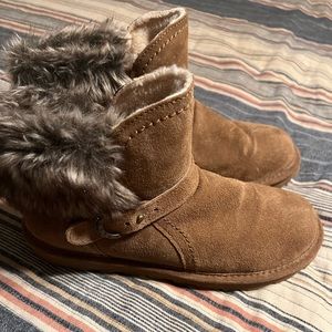 Bear paw low fur boot with buckle